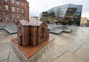 Ort der Erinnerung: Bronzenes Modell der Alten Synagoge ergänzt den Brunnen